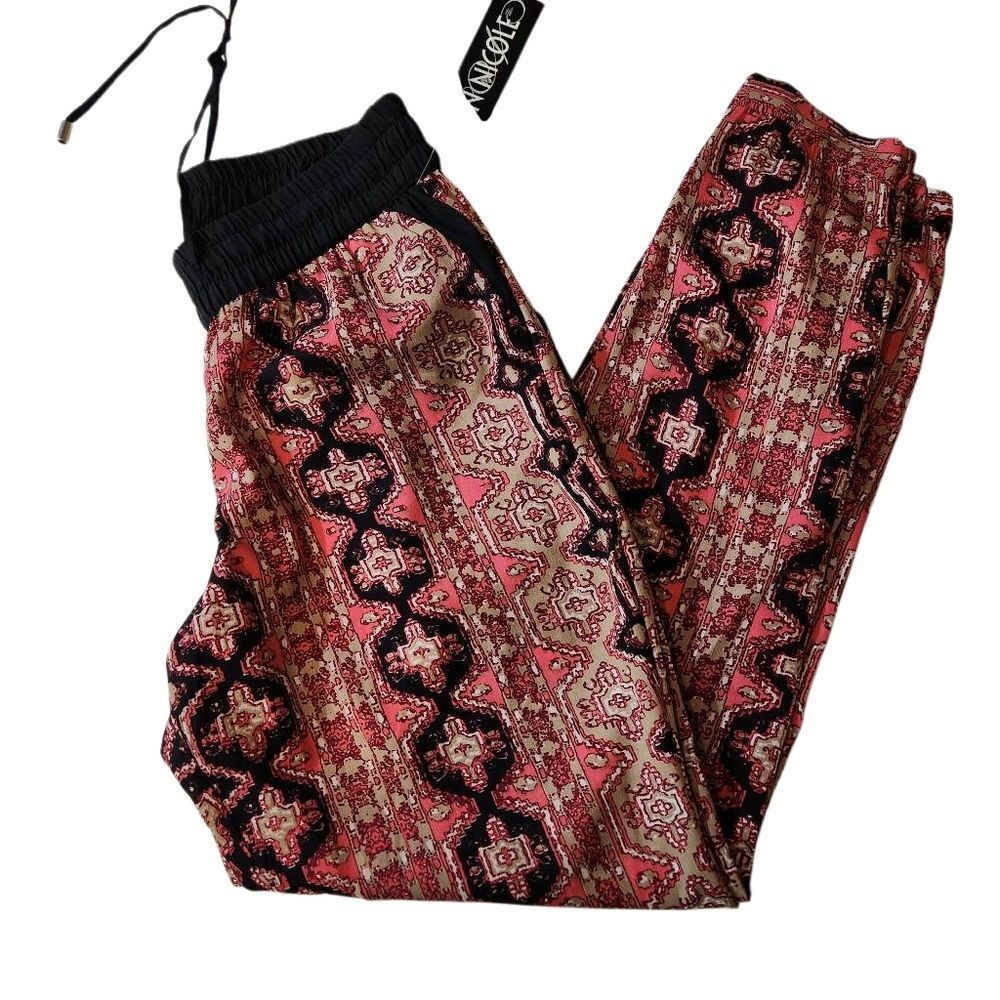 Chic Patterned Pants in Red and Black